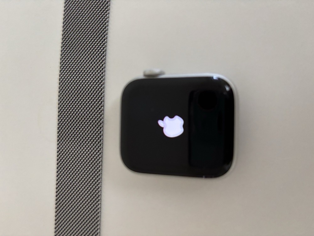 Apple Watch Series 5 Unlocked, Silver, GPS, Cellular, 40 mm