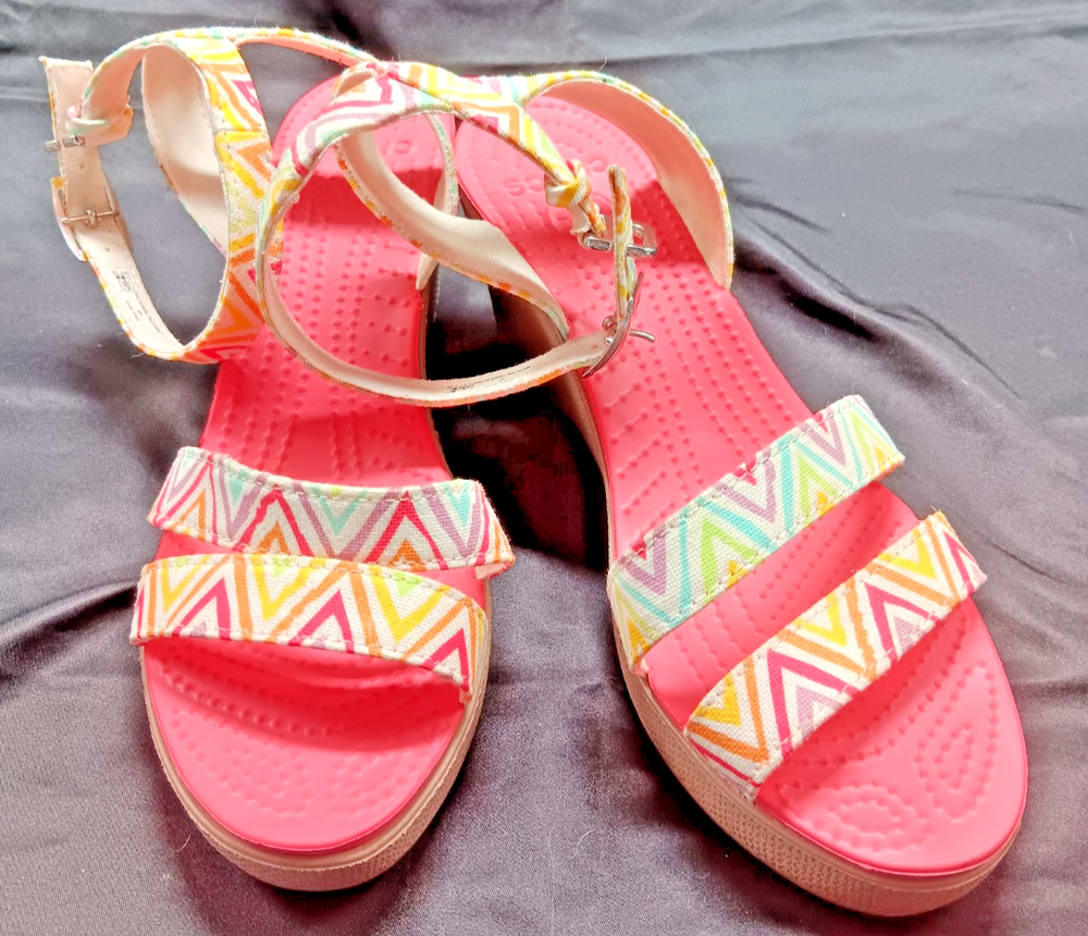 New Crocs Leigh Womens Sandals Sz 8 Chevron Cross Strap Ankle Wedge Comfortable Style
