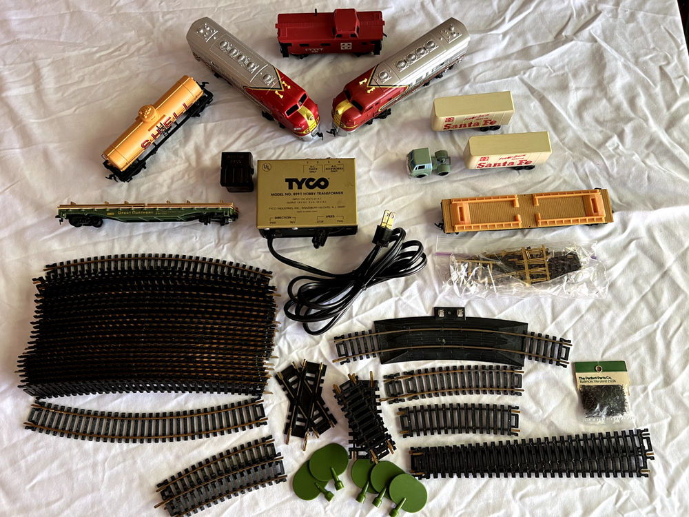 Vintage TYCO Train 4015 Set Lot of Parts: Tracks, Trains, Power Pack - Untested