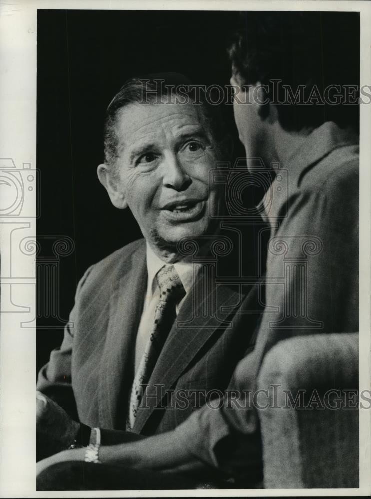 1975 Press Photo Comedian Milton Berle - mjx05353