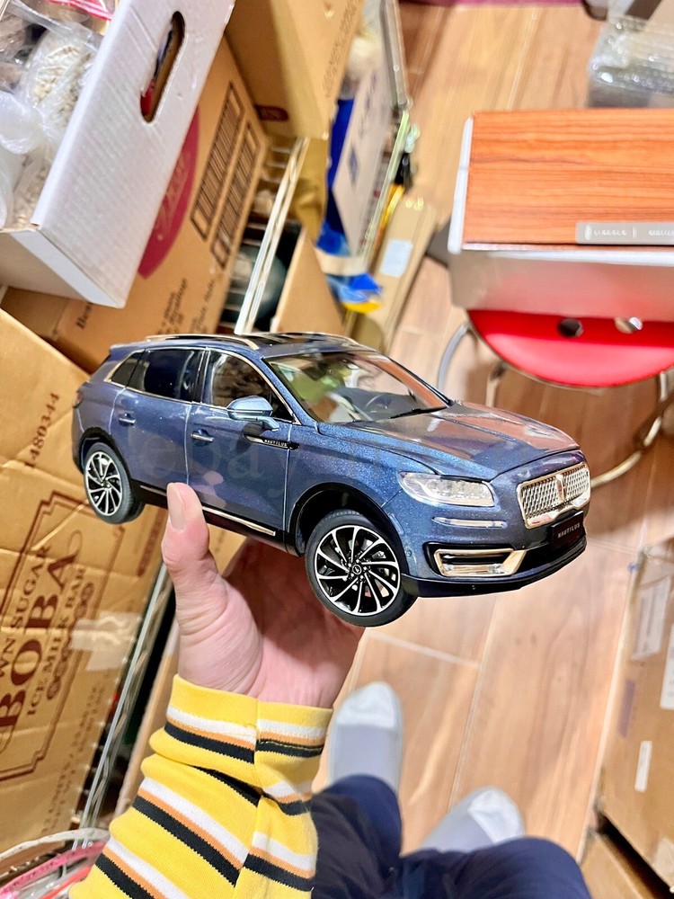 1:18 Scale Lincoln Nautilus Diecast Model Car With Base