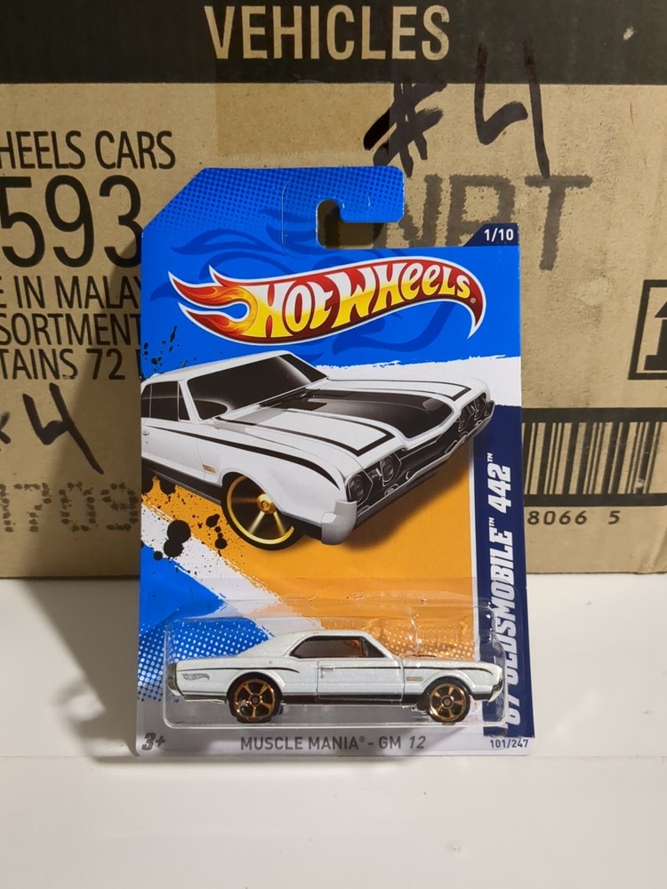2012 Hot Wheels #101 '67 Oldsmobile 442 White 1/10 Muscle Mania GM '12  Gold MC5