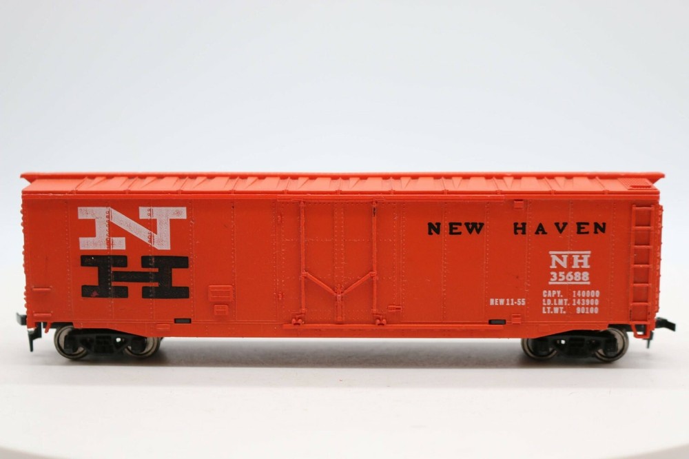 TYCO HO Scale New Haven Plug Door Steel Box Car NH 35688 with Metal Wheels 1:87