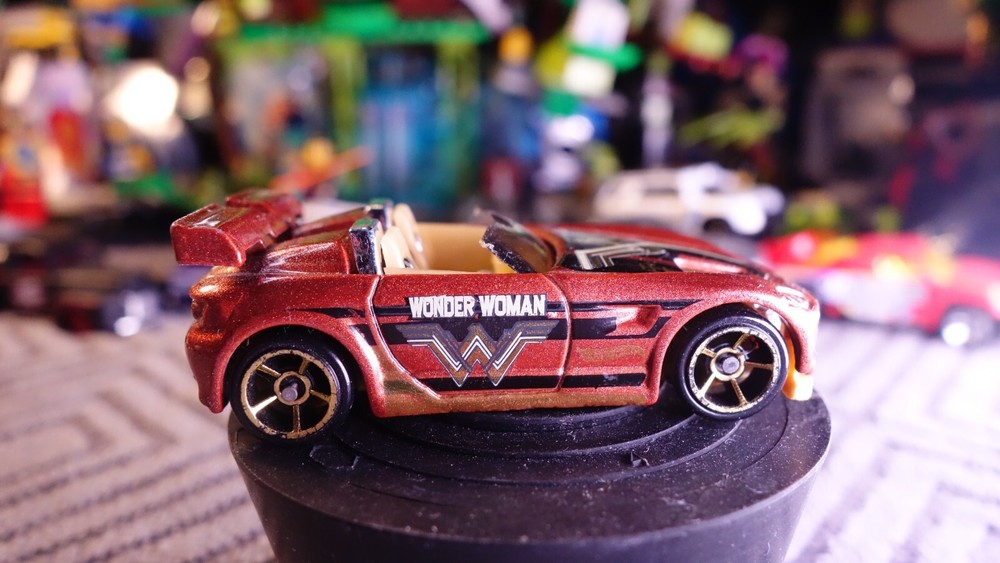 hot wheels 2001 wonder woman Red Gold Chrome Heavy Metal