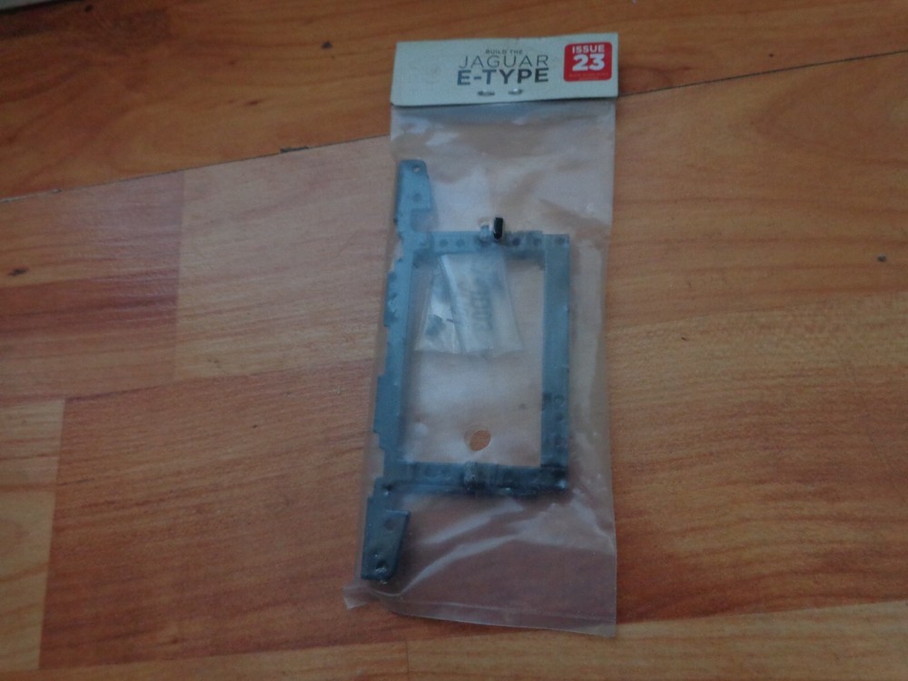 1/8 DEAGOSTINI BUILD YOUR OWN THE JAGUAR E-TYPE CAR ISSUE 23 PART