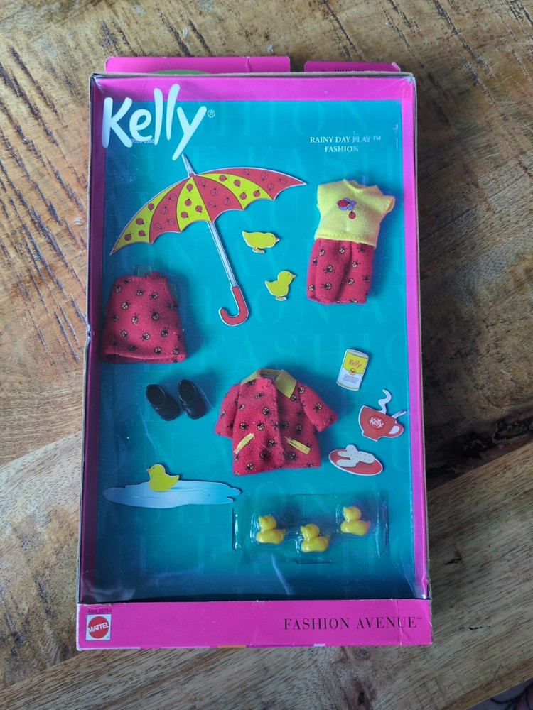 Kelly Styles Barbie Fashion Avenue Rainy Day Play Fashion 2001 Mattel 25754. V10