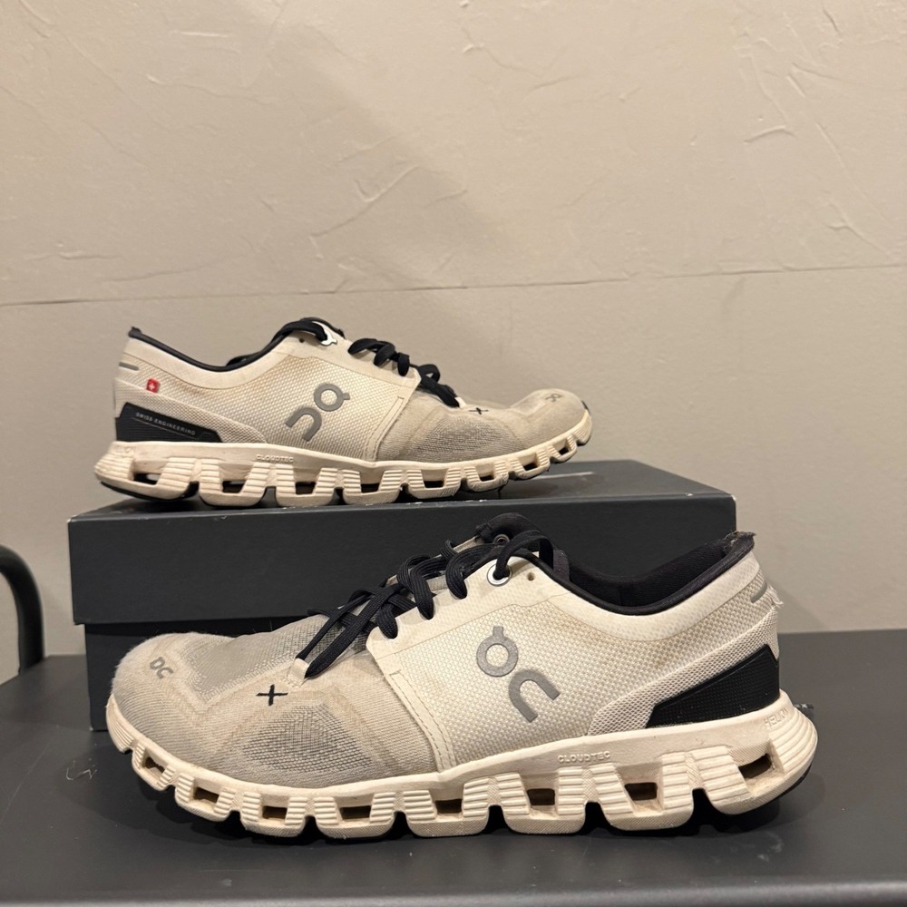 On Cloud X Womens Running Shoes White Black 60.98697 Size 8.5