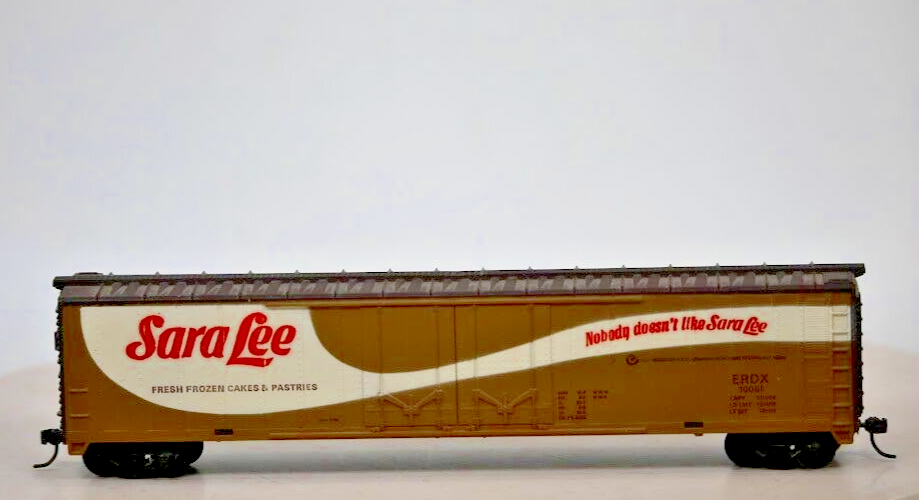 HO Scale TYCO 62' Double Plug Door Reefer Sara Lee Car # ERDX 10061 1:87 Gauge