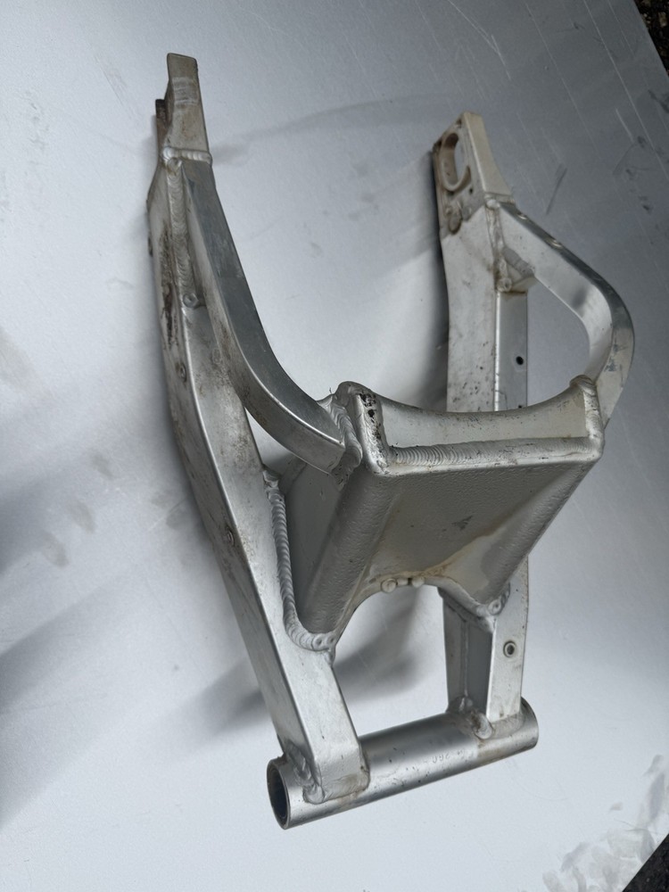 Suzuki GSXR750 GSXR 750 swingarm swing arm rear suspension OEM genuine Stay