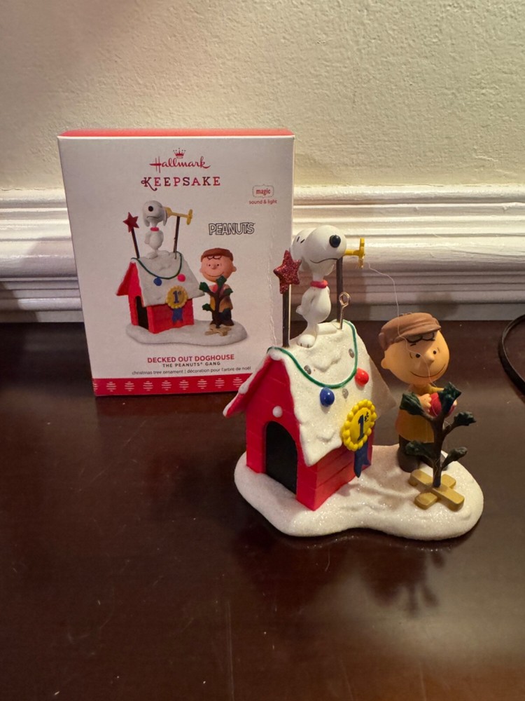 Hallmark Keepsake PEANUTS GANG Just the Right Tree 2009 Ornament