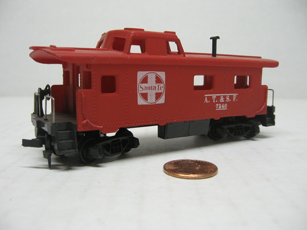 HO Scale Santa Fe AT&SF Caboose #7240 Model Train Car