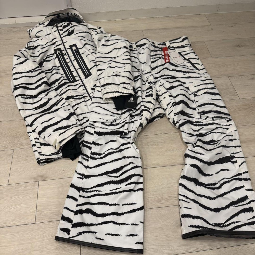 Volcom Stone GORE-TEX Snowboard Jacket Mens Size M with Pants White