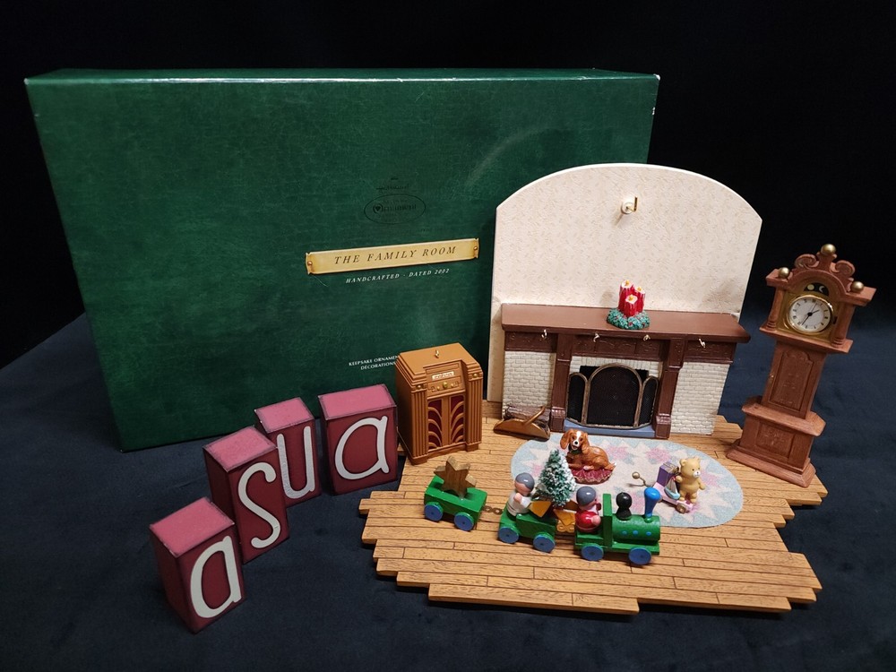 Christmas Hallmark Keepsake Ornament Limited Collectors Club Family Room 2002