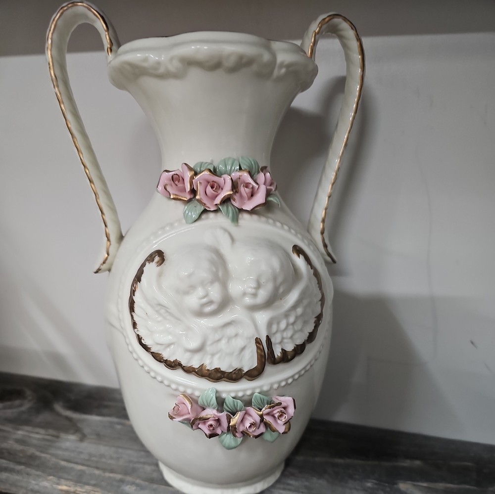 VINTAGE VASE EMBOSSED CHERUBS 1 SIDE & WHITE ROSES 2 W PINK ROSES AND GOLD TRIM