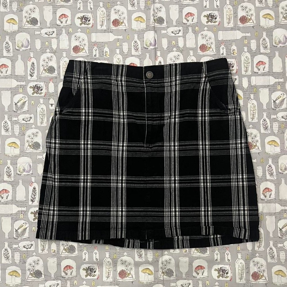 Plaid fitted mini skirt with bodycon style  