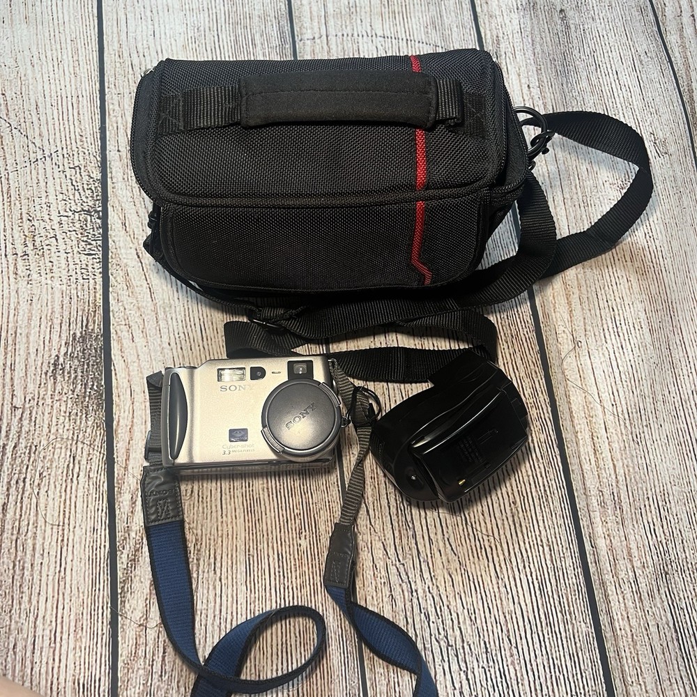 Sony CyberShot DSC-S70 Digital Camera Carl Zeiss Lens Bundles With Charger READ