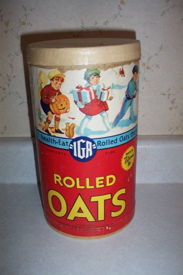 N MINT, VINTAGE IGA ROLLED OATS OR OATMEAL BOX WITH RECIPES