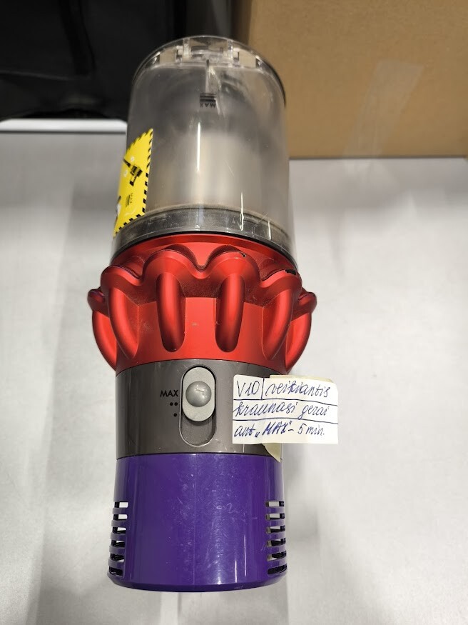 Dyson V10 Vacuum Cleaner used with weak battery no accessories
