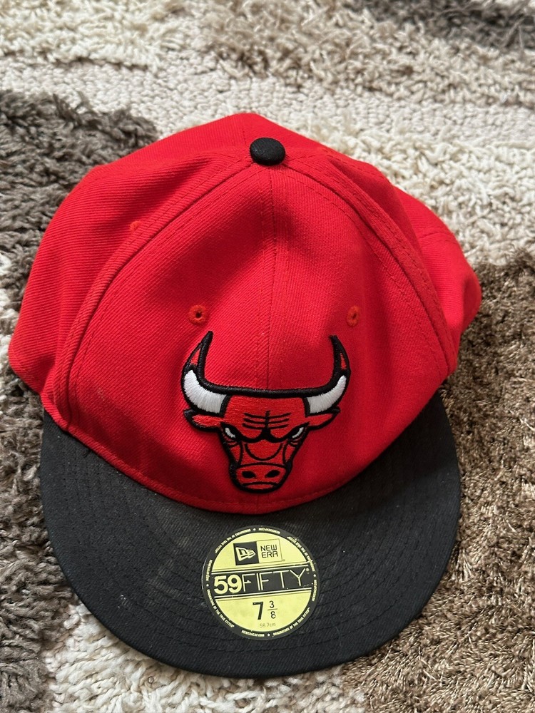 New Era Chicago Bulls NBA Basics Red Bull Logo 59Fifty Fitted Hat Cap 7 3/8