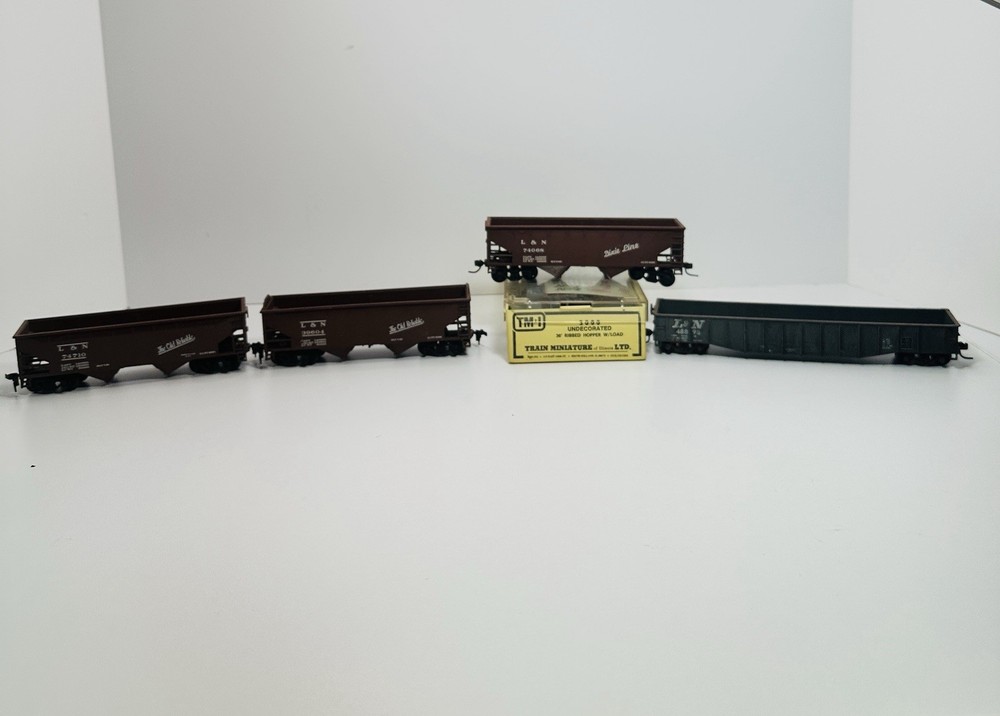 Assorted L&N HO, 50' Weathered Gondola, 36' Ribbed Hopper NOS, 3 2-Bay Hoppers
