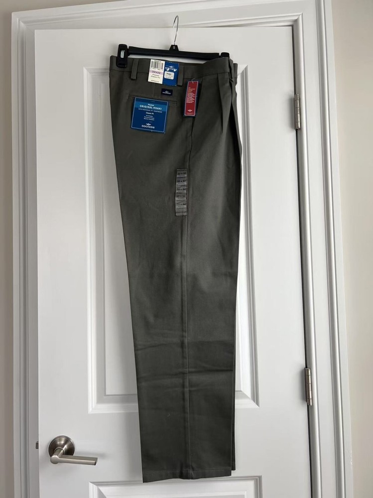 Dockers Original Khaki Grey Pants Men’s Pleated Classic Fit Size 32x32 - NWT