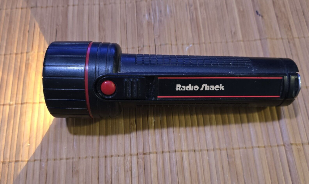 VINTAGE WORKING RADIO SHACK 2 D CELL PLASTIC FLASHLIGHT - RING MOMENTARY BUTTON