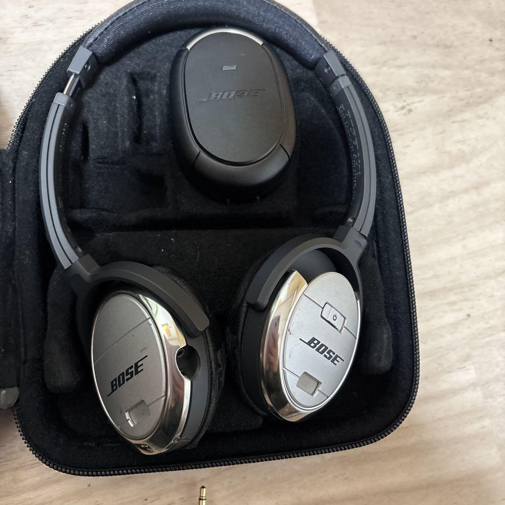 Experience superior sound with Bose QuietComfort 3 noise-cancelling headphones