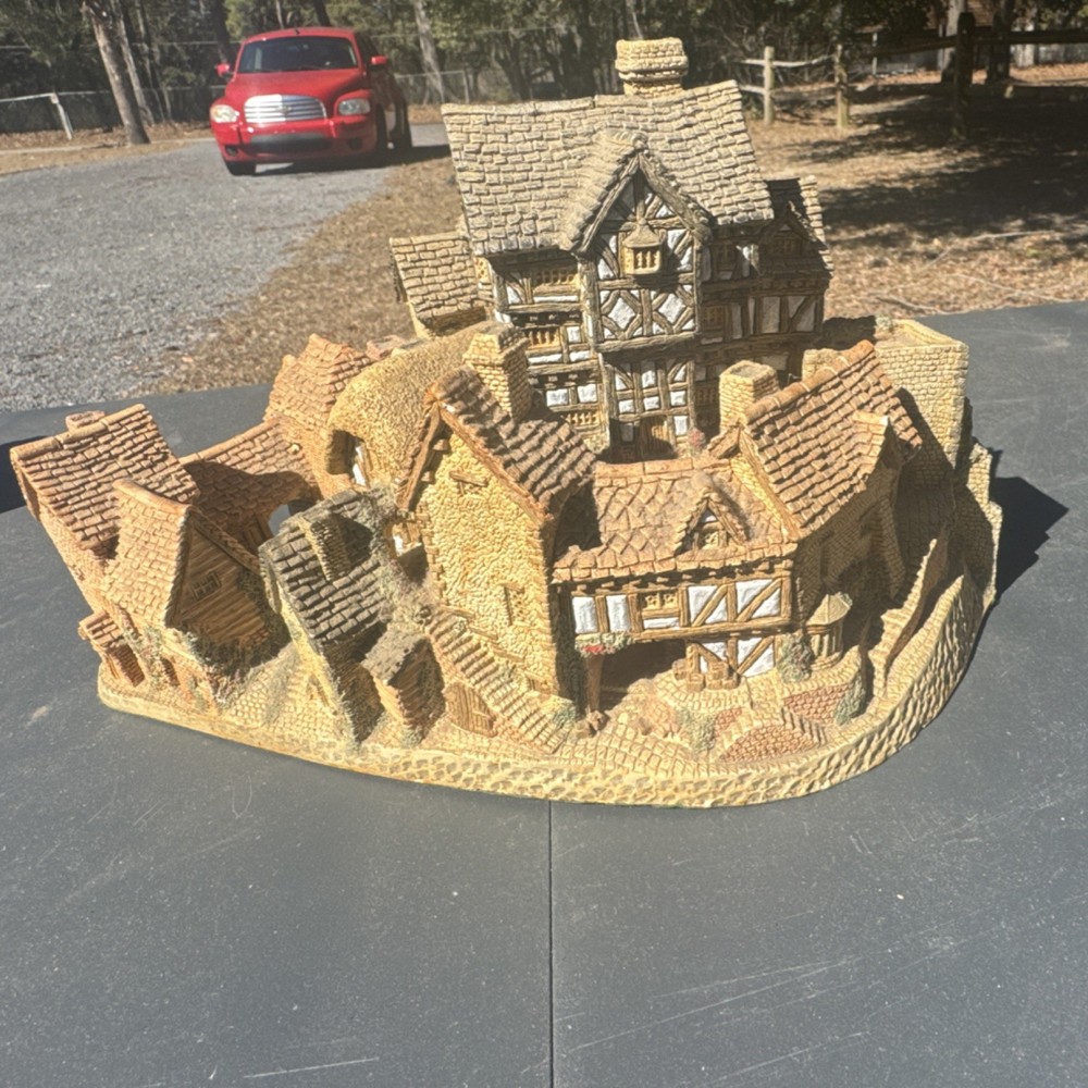 David Winter The Village 1981 Handmade Hand Painted Resin Collectible House