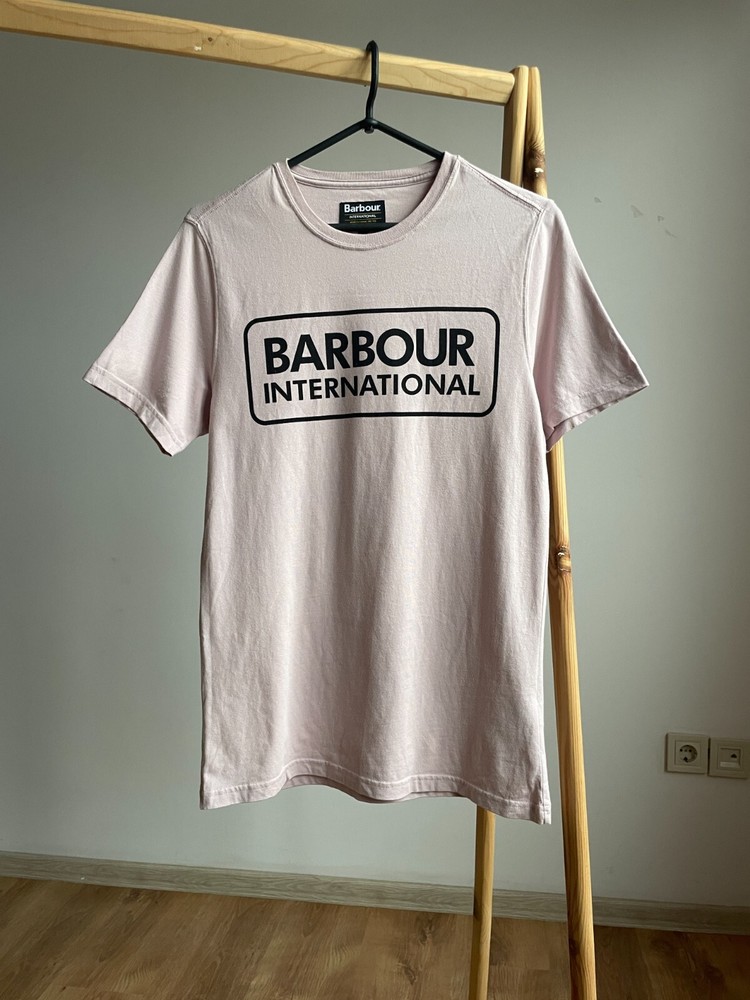 Camiseta Barbour International Spell Out Rosa Talla S