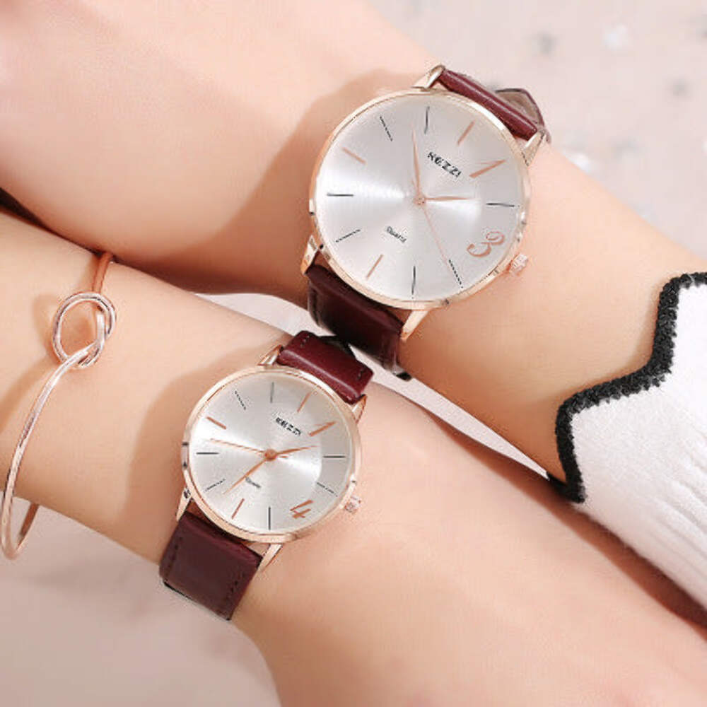Waterproof Couple Quartz Watch with Leisure Style and 8mm Thickness