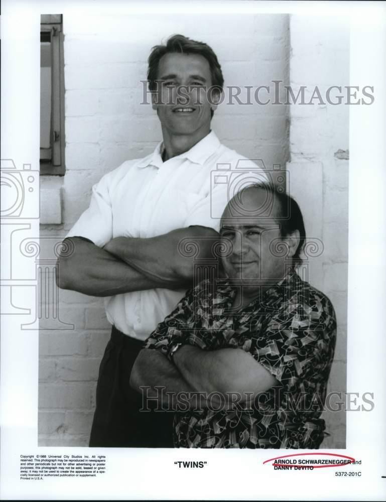 1988 Press Photo Arnold Schwarzenegger & Danny DeVito starring in 