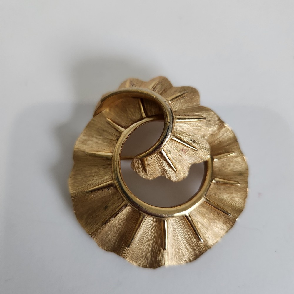 Vintage Trifari Signed Modernist Golden Shell Textured Brooch Pin