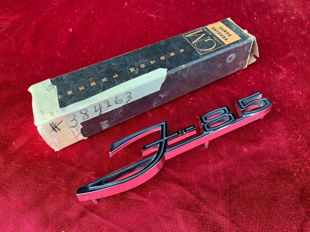 NOS 1964 OLDSMOBILE F85 FENDER EMBLEM 64 GM 384263