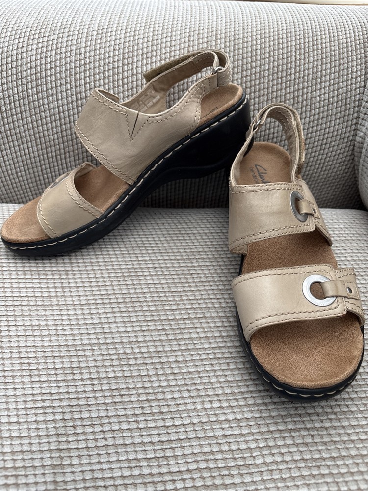 Clarks Bendables Womens Size 9.5 Tan Strappy Leather Comfort Sandals Excellent Condition