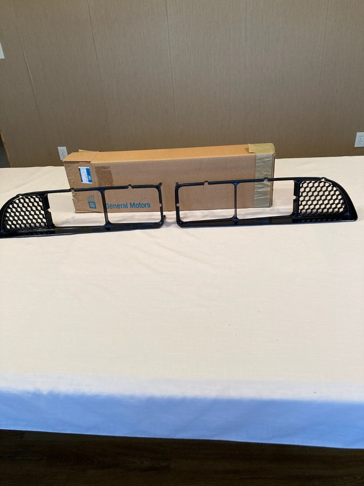 GM original car part for a 1986-1987 Pontiac Sunbird grill