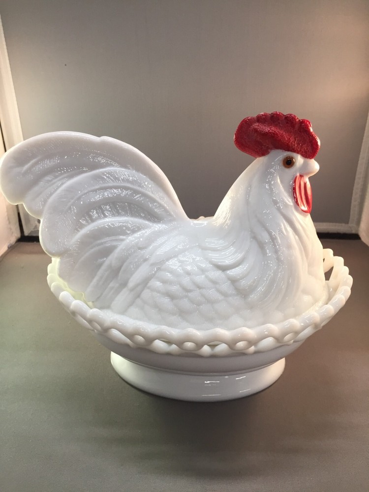 Vintage 8-inch White Westmoreland Rosso Hen on Lace Glass Bowl