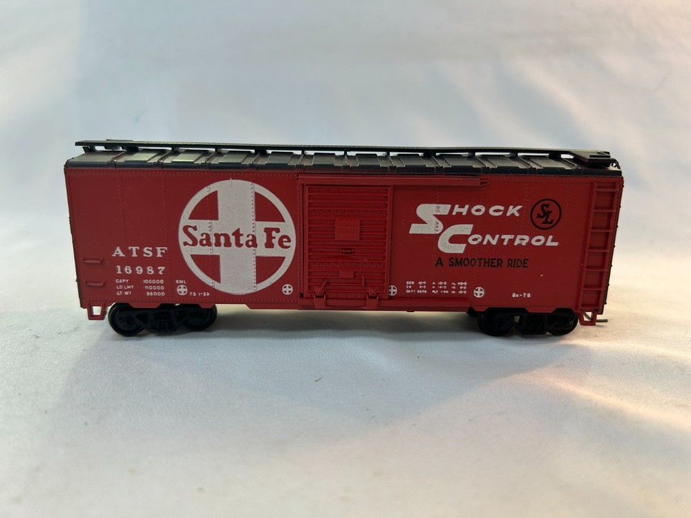 Athearn 1221 HO Scale 40' Box Car Kit, Santa Fe Shock Control #16987