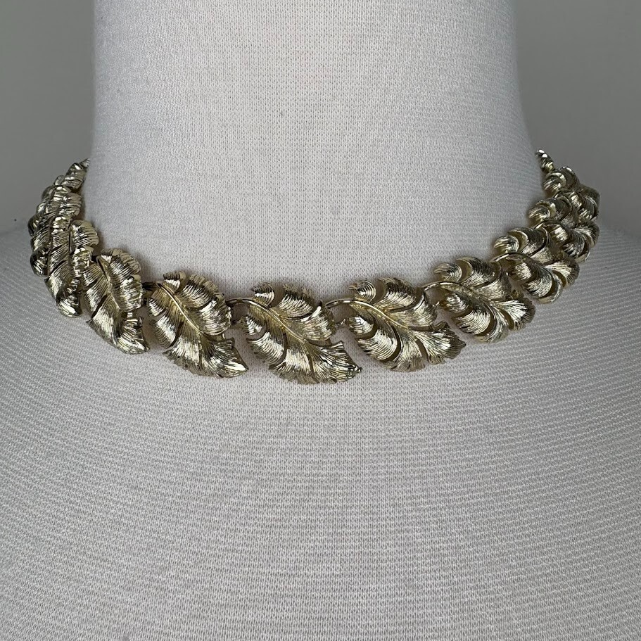 Vintage Lisner Choker Necklace Gold Tone Leaf Links Retro Necklace Classic Style