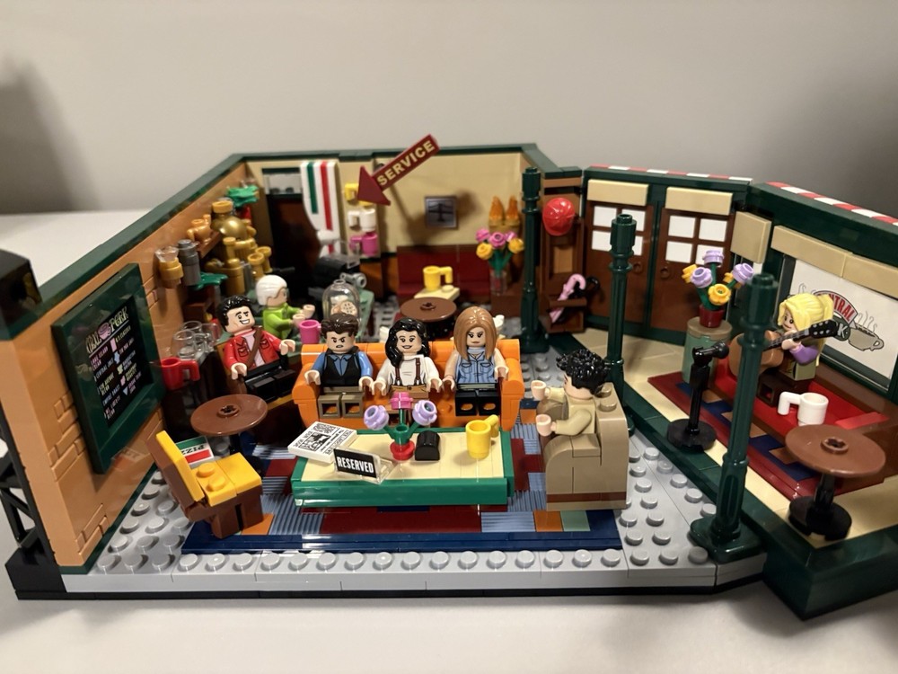 LEGO Ideas Friends Central Perk 21319 1070 All Pieces w Instructions
