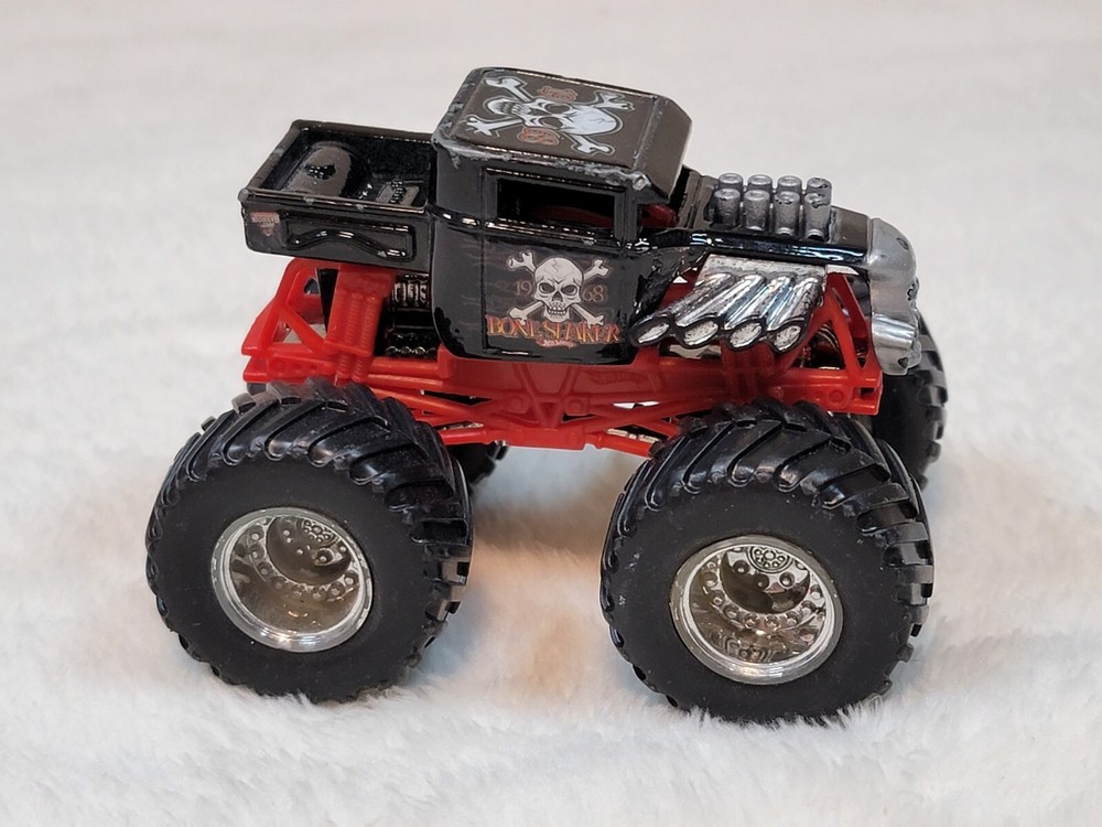 Hot Wheels Monster Jam Bone Shaker 1:64 Black Red Crash Classics