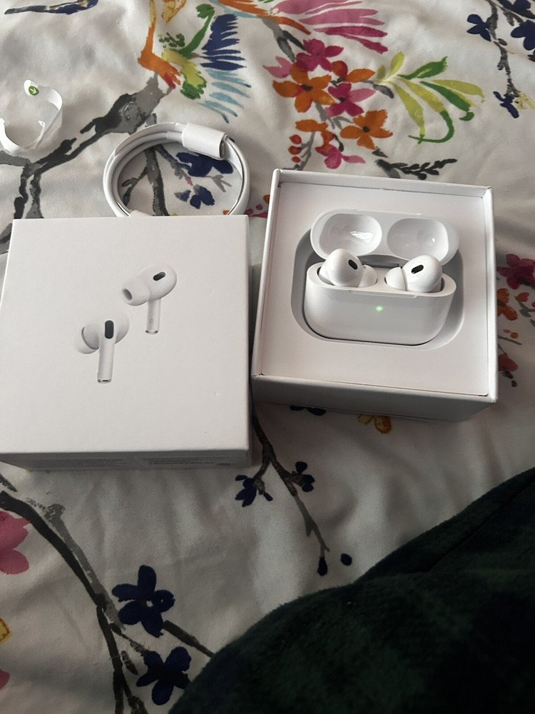 Apple AirPods Pro with MagSafe Charging Case in White