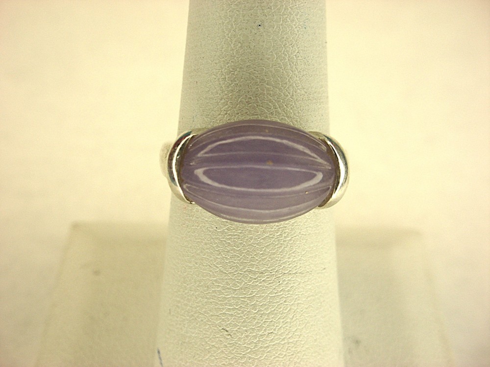 STERLING SILVER RING WITH PRETTY LAVENDER JADE CENTER STONE - SIZE 7