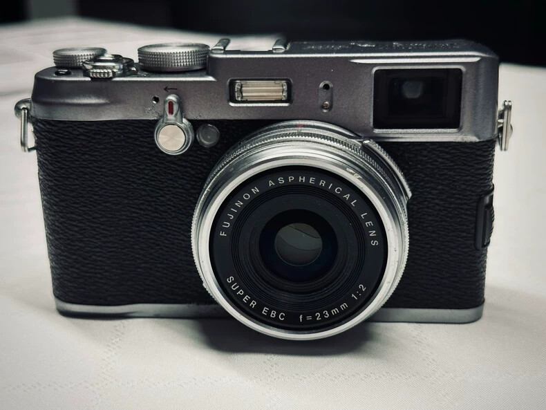 Fujifilm FinePix X100 12MP APS-C CMOS EXR 4x Zoom Digital Camera