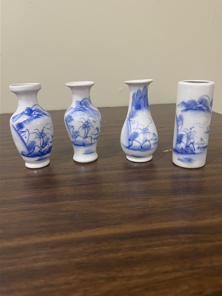Vtg Lot of 4 Classic Mini Miniature Chinese Blue and White Ceramic Tabletop VASE
