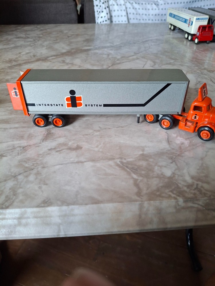 Vintage 1982 Winross 1/64 Interstate System diecast semi truck tractor trailer