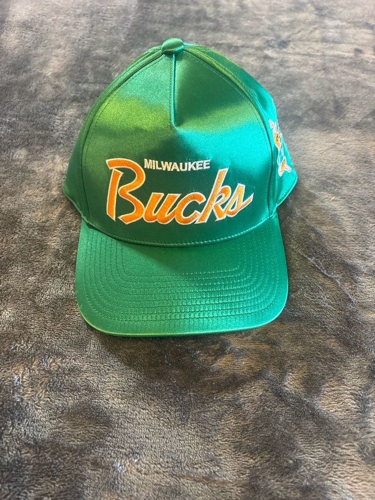 Mitchell & Ness Milwaukee Bucks Hardwood Classics Satin Script Pro Pinch Snapbac