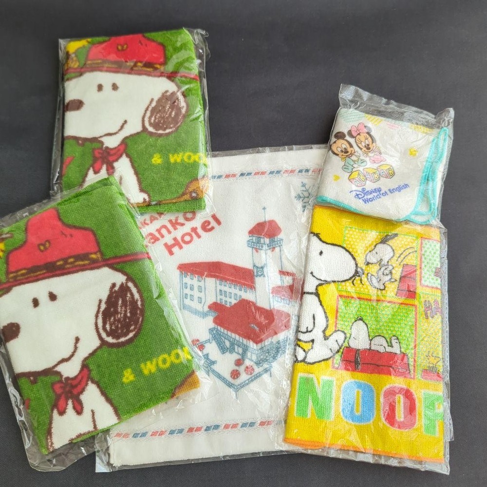 Snoopy 5-Piece Towel Set with Handkerchief and Mini Towel Featuring Akakura Design  