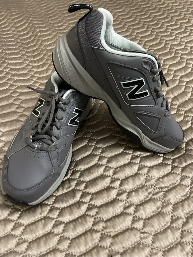 New Balance women’s 6.5 wide slip resistant running shoe.  gray.  excellent cond