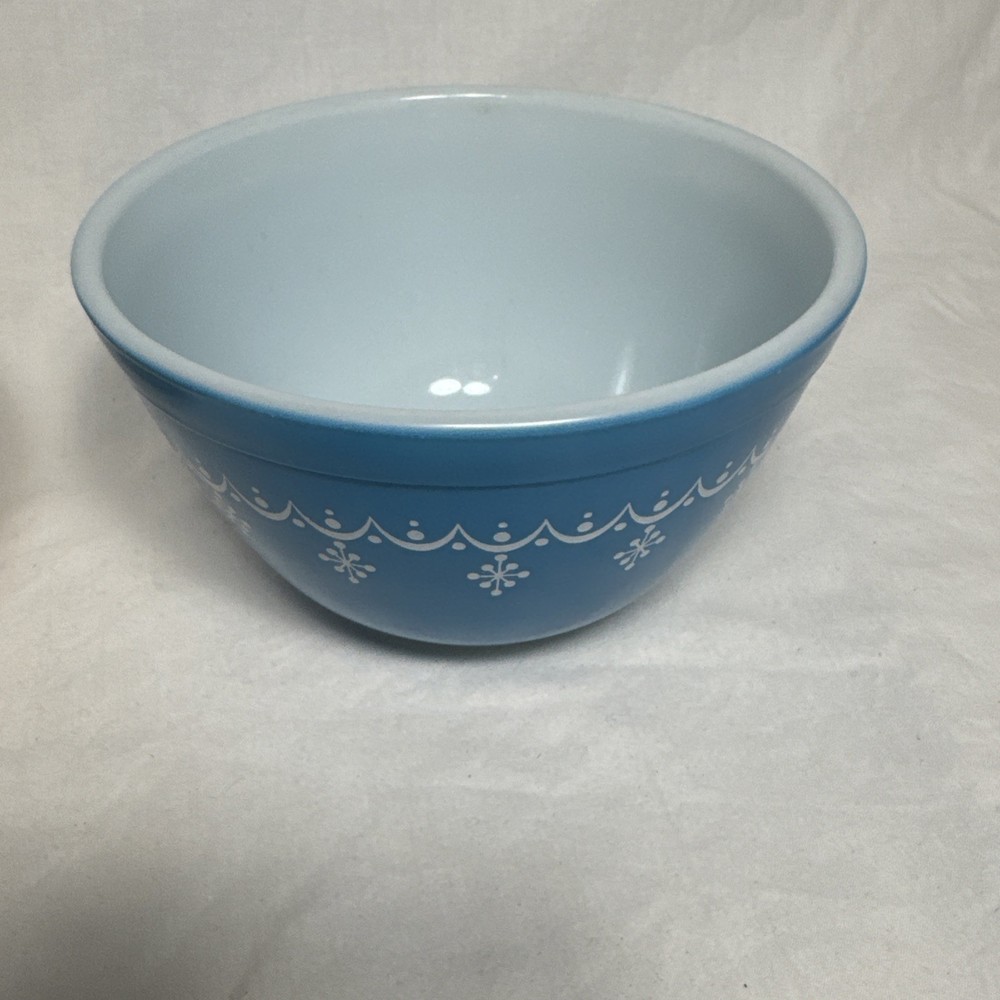 Vintage Pyrex Snowflake Garland Mixing Bowl Set 401 1.5 PT Lightly Used