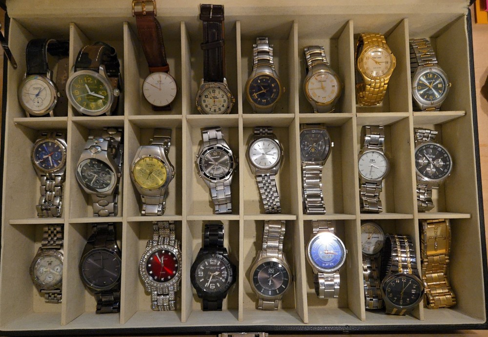 Lot of 25 Quartz Amazing Watches Men's